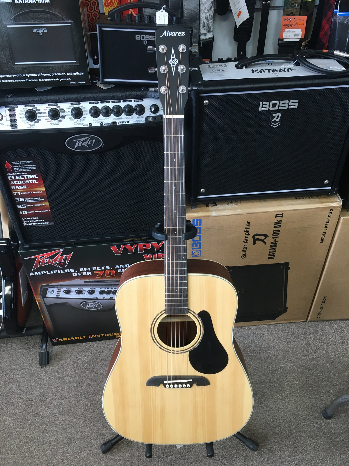 Alvarez RD26S-AGP REGENT 26 SERIES STARTER PACK W/BAG, TUNER, STRAPS, CLOTH & PICKS Natural/Satin