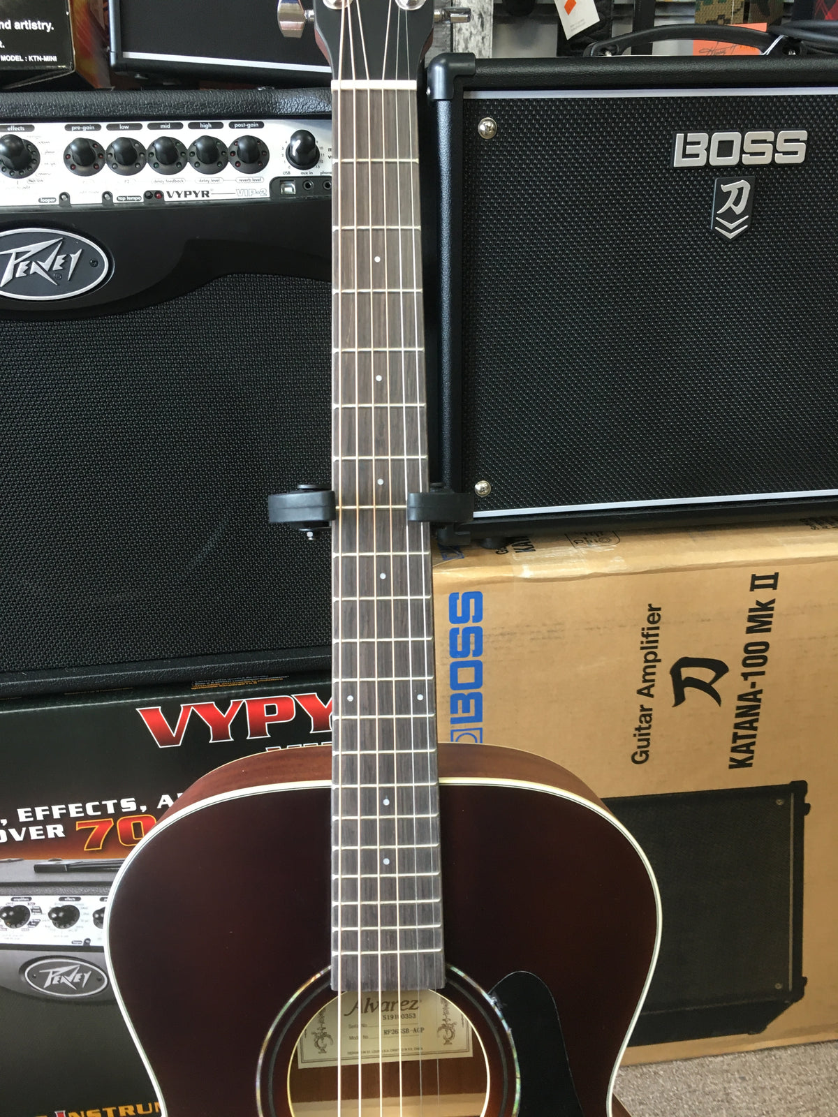 Alvarez RF26SSB-AGP REGENT 26 SERIES STARTER PACK W/BAG, TUNER, STRAPS, CLOTH & PICKS Sunburst/Satin