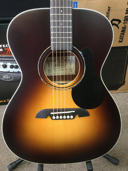 Alvarez RF26SSB-AGP REGENT 26 SERIES STARTER PACK W/BAG, TUNER, STRAPS, CLOTH & PICKS Sunburst/Satin