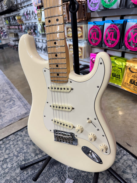 Fender American Special Stratocaster with Maple Fretboard - Olympic White