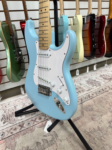 Squier Debut Series Stratocaster - Daphne Blue