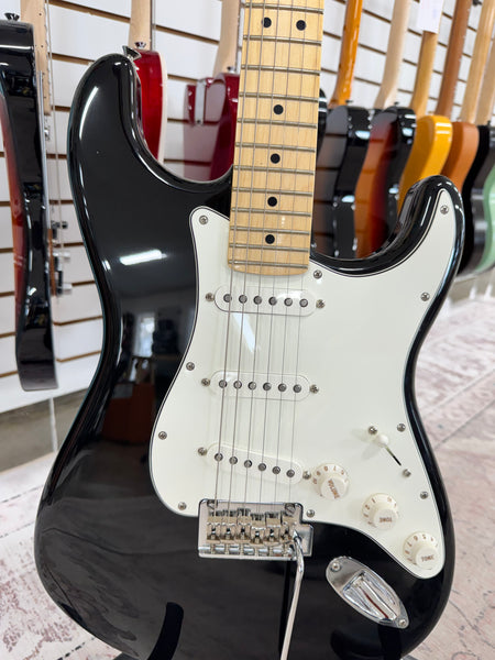 Fender Player Stratocaster with Maple Fretboard - Black