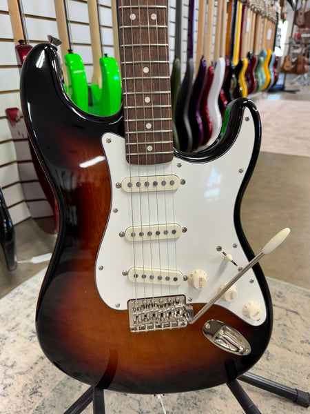 Squier Classic Vibe '60s Stratocaster with Laurel Fretboard - 3-Color Sunburst