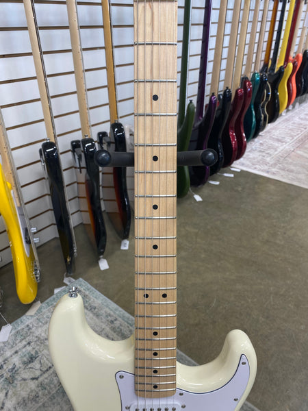 Squier Affinity Series Stratocaster with Maple Fretboard - Olympic White