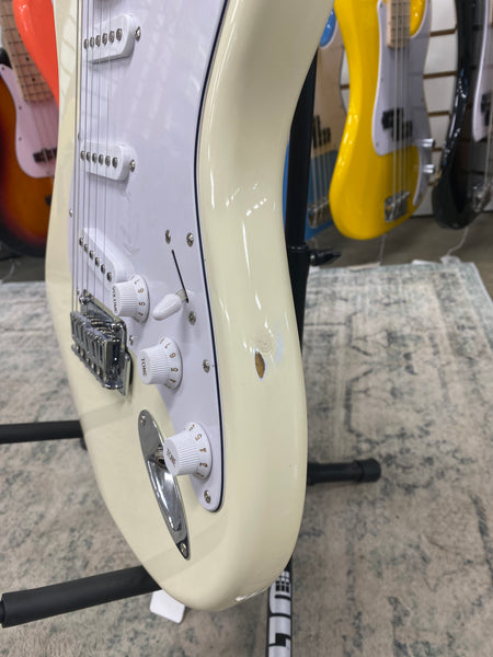 Squier Affinity Series Stratocaster with Maple Fretboard - Olympic White