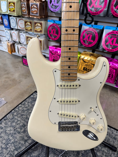 Fender American Special Stratocaster with Maple Fretboard - Olympic White