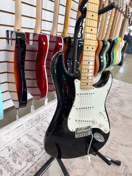 Fender Player Stratocaster with Maple Fretboard - Black