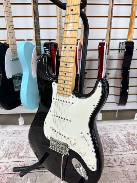 Fender Player Stratocaster with Maple Fretboard - Black