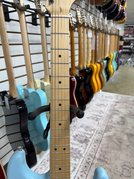 Squier Debut Series Stratocaster - Daphne Blue