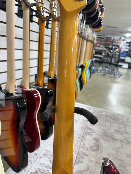 Squier Classic Vibe '60s Stratocaster with Laurel Fretboard - Candy Apple Red