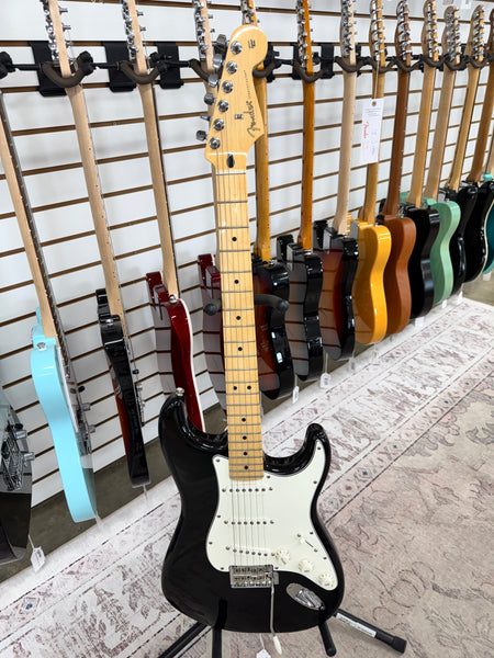 Fender Player Stratocaster with Maple Fretboard - Black
