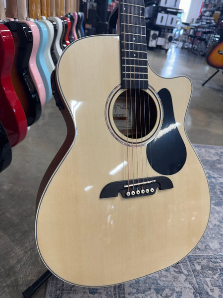 Alvarez Regent RG26CE Deluxe Grand Auditorium Acoustic Pack w/Gig Bag & Pickup - B Stock