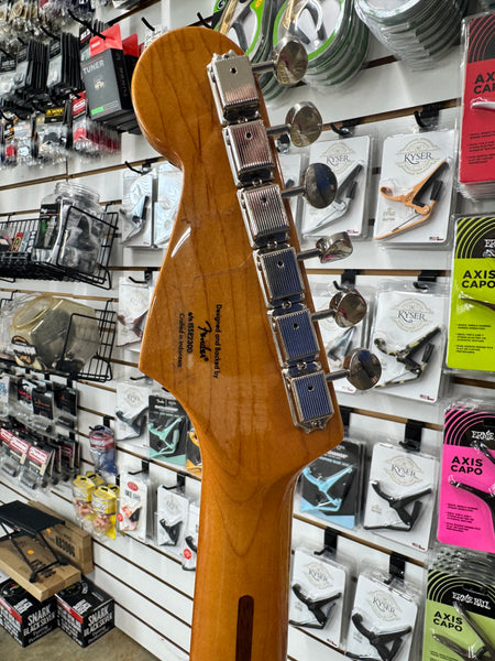 Squier Classic Vibe '60s Stratocaster with Laurel Fretboard - 3-Color Sunburst