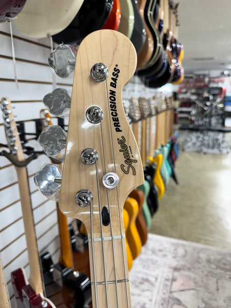 Squier Affinity Precision Bass PJ with Maple Fretboard - Black