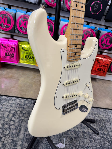 Fender American Special Stratocaster with Maple Fretboard - Olympic White