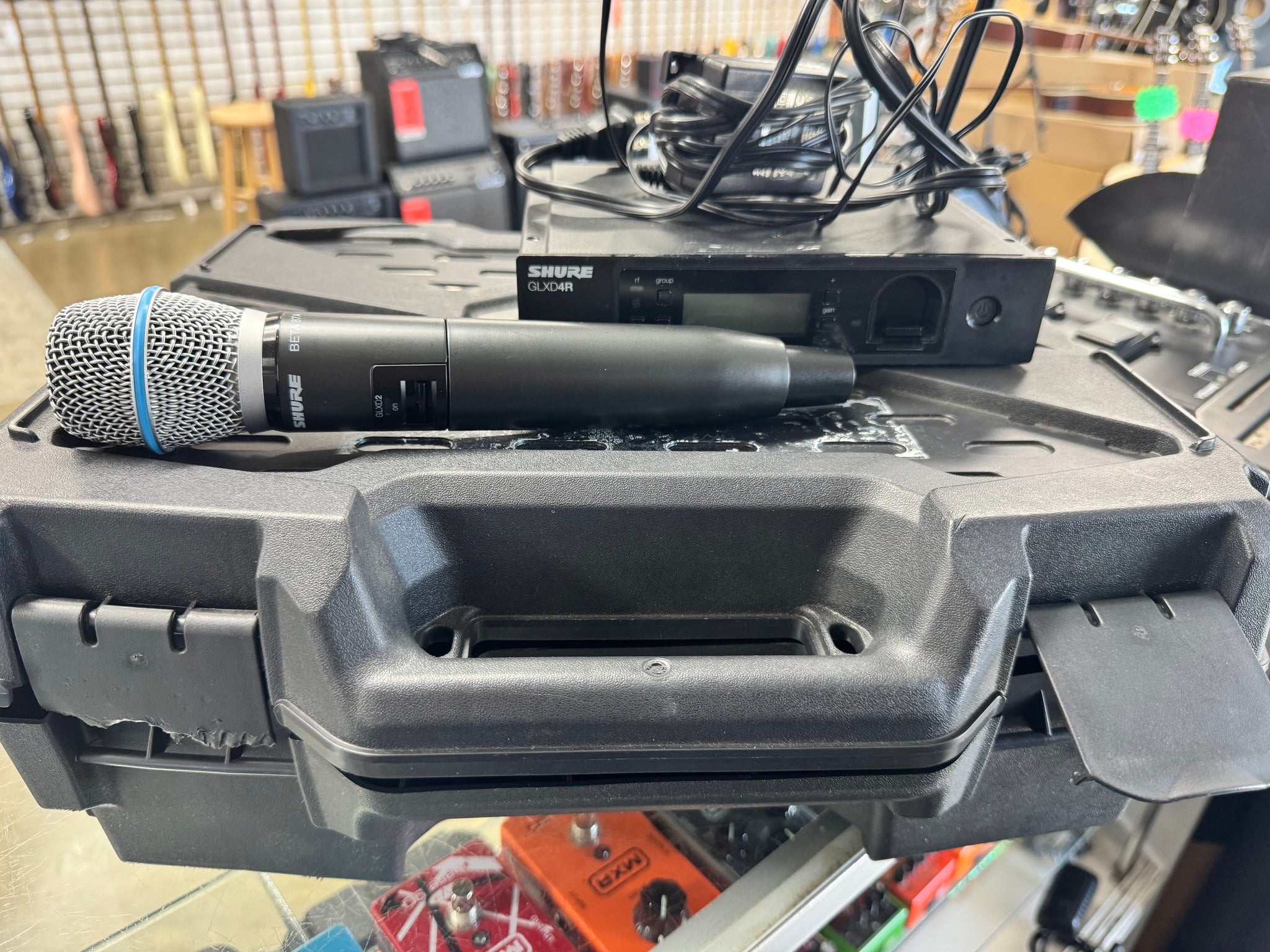 Shure GLXD24R/B87A-Z2 Wireless Handheld Microphone - Band Z2 - Black - Used