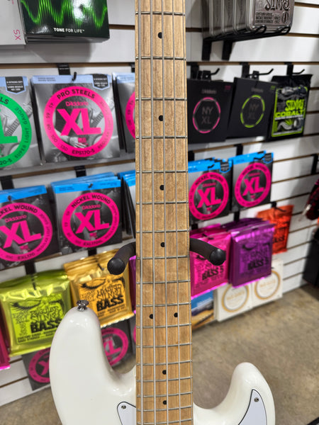 Squier Affinity Jazz Bass V with Maple Fretboard - Olympic White