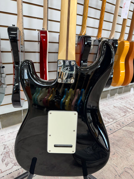 Fender Player Stratocaster with Maple Fretboard - Black