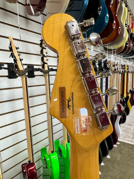 Squier Classic Vibe '60s Stratocaster with Laurel Fretboard - 3-Color Sunburst