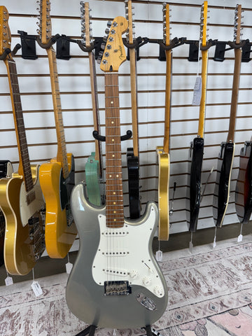 Fender Player Stratocaster with Pau Ferro Fretboard - Silver