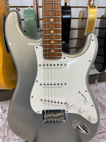 Fender Player Stratocaster with Pau Ferro Fretboard - Silver