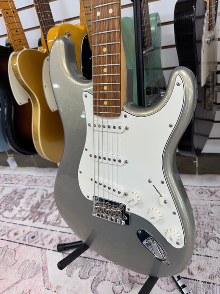 Fender Player Stratocaster with Pau Ferro Fretboard - Silver