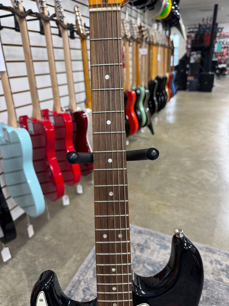 Squier Classic Vibe '60s Stratocaster Left-Handed with Laurel Fretboard - 3-Color Sunburst - Consignment