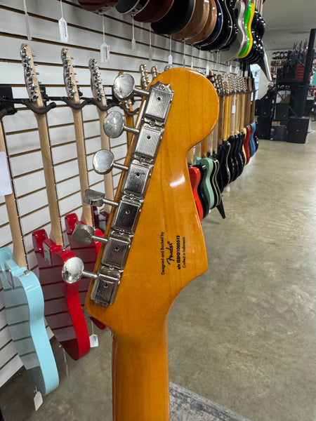 Squier Classic Vibe '60s Stratocaster Left-Handed with Laurel Fretboard - 3-Color Sunburst - Consignment