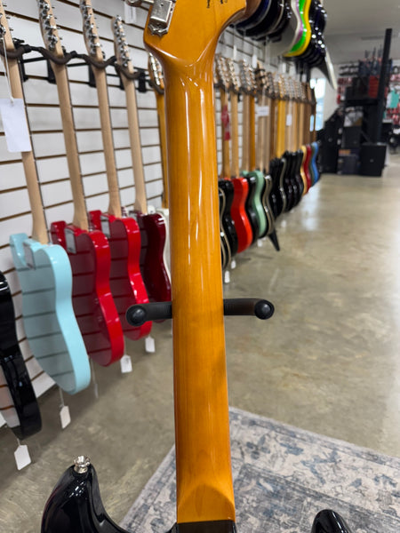 Squier Classic Vibe '60s Stratocaster Left-Handed with Laurel Fretboard - 3-Color Sunburst - Consignment