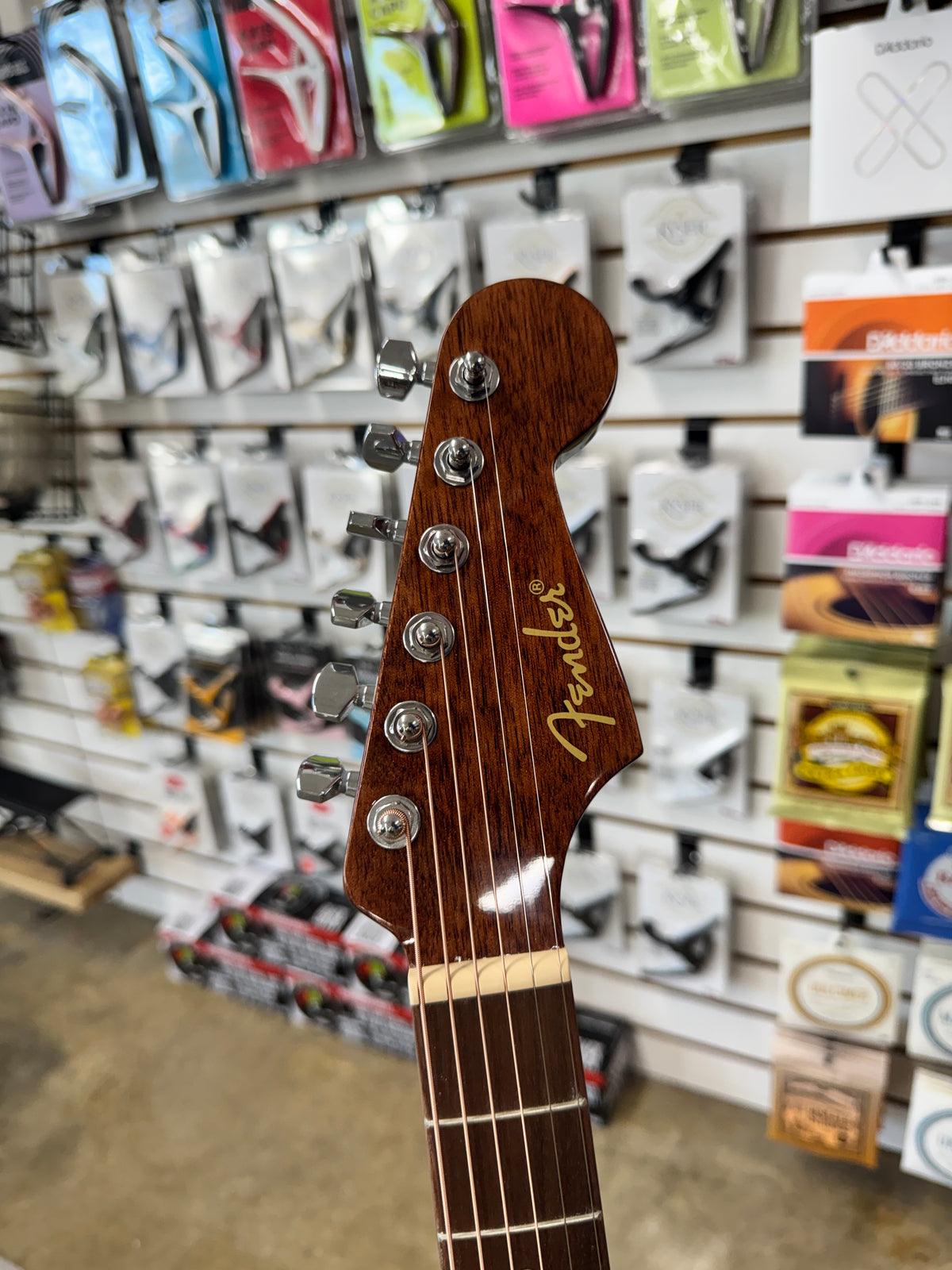 Fender California Standard Redondo Mini - 3-Color Sunburst - headstock front with Fender logo