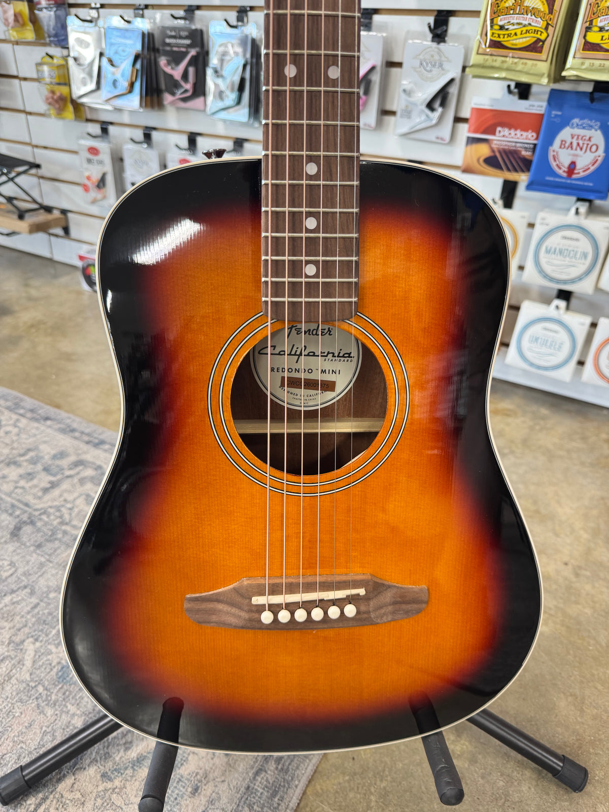 Fender California Standard Redondo Mini - 3-Color Sunburst - body front with soundhole and bridge